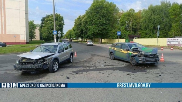 Пассажирка такси пострадала в ДТП в Барановичах Пассажирка такси пострадала в ДТП в Барановичах