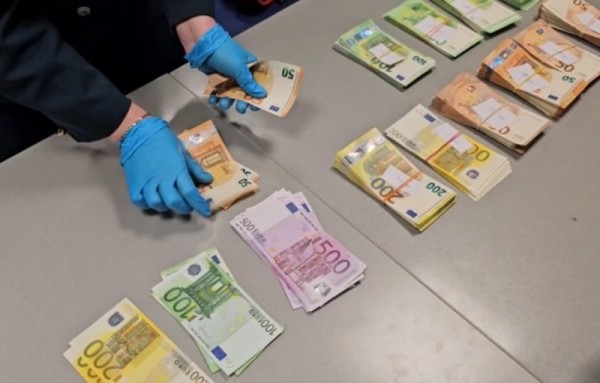 У белоруса не получилось провезти 70 тыс. евро через Москву в Турцию У белоруса не получилось провезти 70 тыс. евро через Москву в Турцию