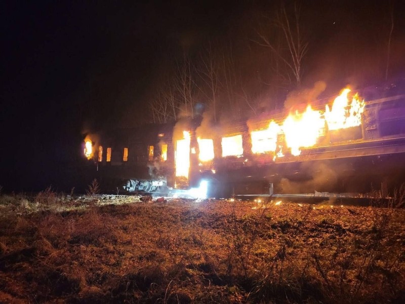 В Беларуси произошёл крупный пожар в пассажирском поезде
											 
												В Беларуси произошёл крупный пожар в пассажирском поезде