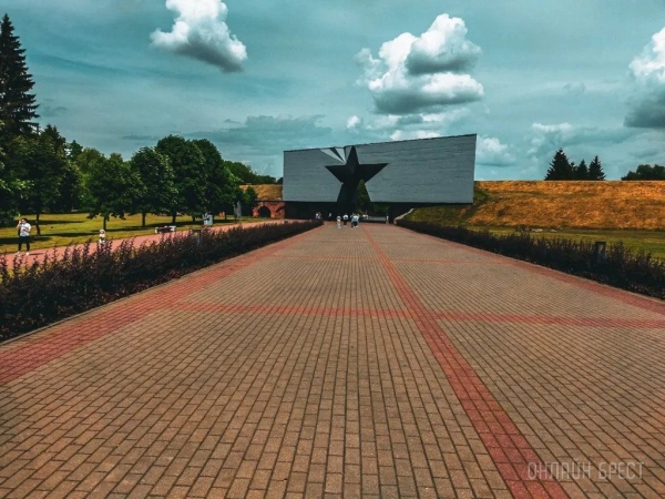 Читатель: Прогулялся по Брестской крепости и сделал немного красивых фотографий
             
                Читатель: Прогулялся по Брестской крепости и сделал немного красивых фотографий