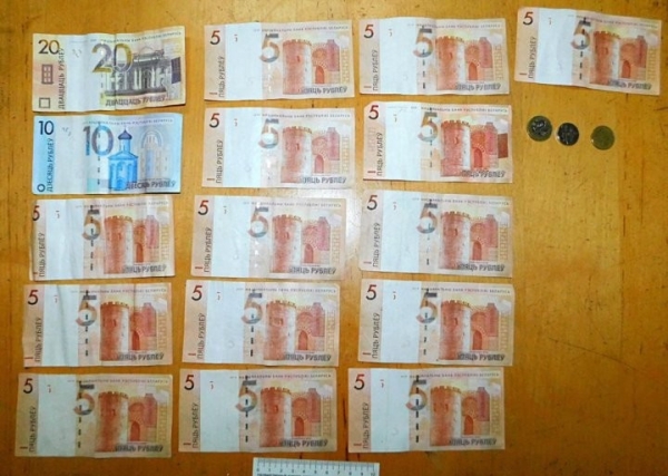 У жителя Каменца из незапертого автомобиля украли 240 рублей и 10 долларов У жителя Каменца из незапертого автомобиля украли 240 рублей и 10 долларов