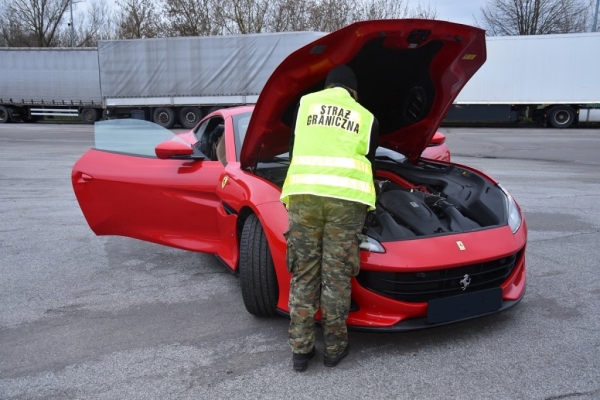 Белорус пытался провезти через польскую границу Ferrari стоимостью $280 000. Не вышло Белорус пытался провезти через польскую границу Ferrari стоимостью $280 000. Не вышло
