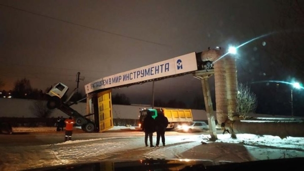 Вот какой трюк исполнил МАЗ в Орше. Все из-за поднявшегося кузова Вот какой трюк исполнил МАЗ в Орше. Все из-за поднявшегося кузова