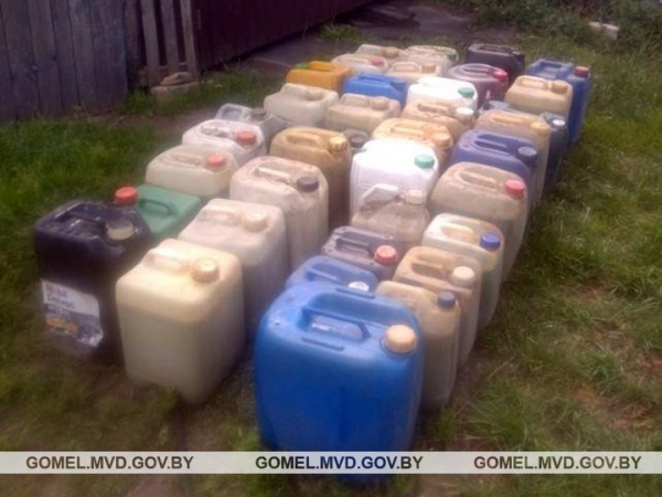 Более тонны окрашенного дизтоплива нашли дома у водителя автобуса Более тонны окрашенного дизтоплива нашли дома у водителя автобуса