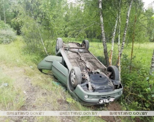 В Лунинецком районе перевернулся автомобиль В Лунинецком районе перевернулся автомобиль