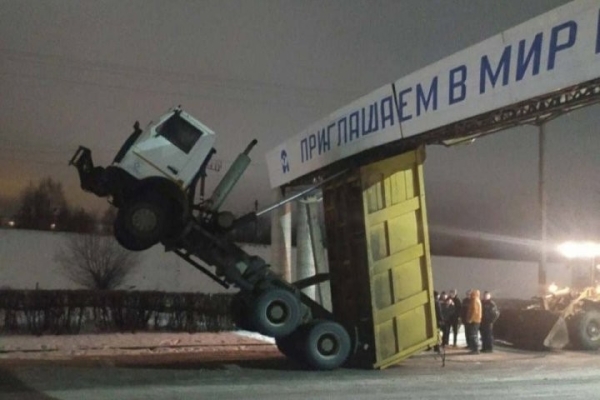 Вот какой трюк исполнил МАЗ в Орше. Все из-за поднявшегося кузова Вот какой трюк исполнил МАЗ в Орше. Все из-за поднявшегося кузова