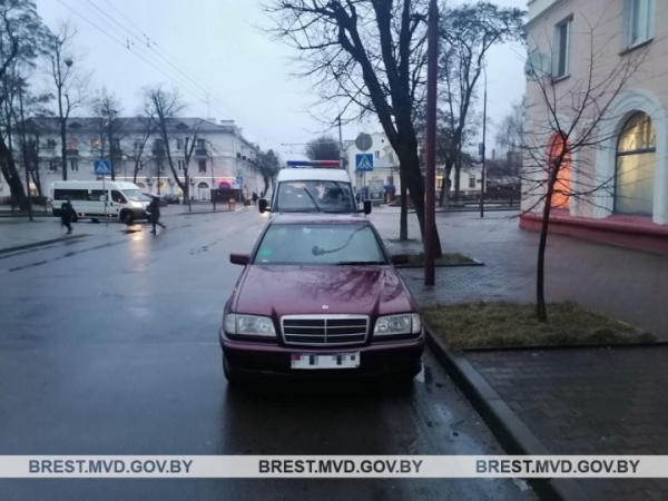 В Бресте водитель автомобиля «Мерседес» сбил человека В Бресте водитель автомобиля «Мерседес» сбил человека