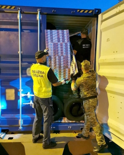 В Тересполе задержали партию контрабандных белорусских сигарет В Тересполе задержали партию контрабандных белорусских сигарет