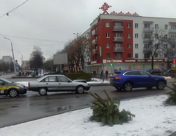Читатель: Сегодня в Бресте на бульваре Космонавтов произошло ДТП
             
                Читатель: Сегодня в Бресте на бульваре Космонавтов произошло ДТП