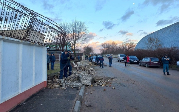 Сильный ветер развалил кирпичный забор в Барановичах. Повреждено несколько машин Сильный ветер развалил кирпичный забор в Барановичах. Повреждено несколько машин