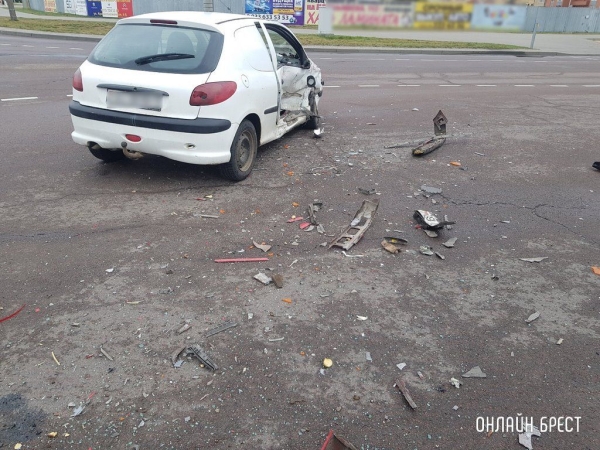 В Бресте на Варшавке возле Еврика серьёзно столкнулись автомобили
             
                В Бресте на Варшавке возле Еврика серьёзно столкнулись автомобили