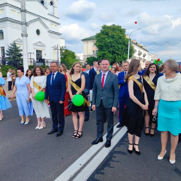Праздник для выпускников «Алые паруса» прошел в Бресте Праздник для выпускников «Алые паруса» прошел в Бресте