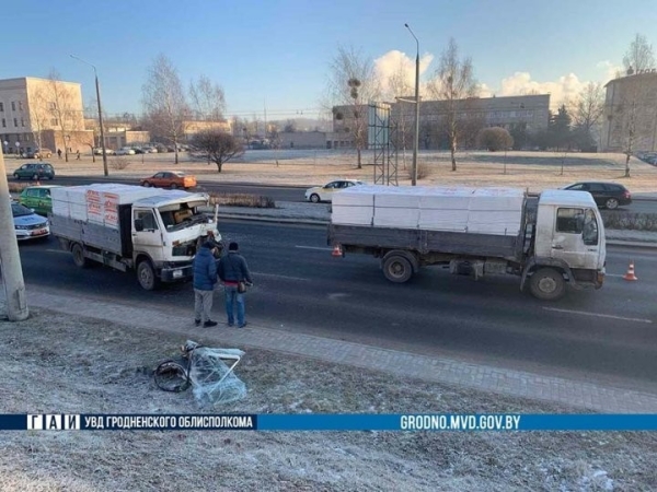 Появилось видео столкновения двух грузовиков в Гродно Появилось видео столкновения двух грузовиков в Гродно
