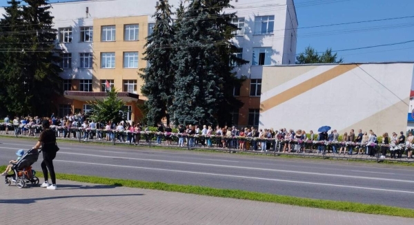 Видео с огромной очередью из Гомеля рвет интернет. Там раздают кое-что бесплатное (но вы не угадаете) Видео с огромной очередью из Гомеля рвет интернет. Там раздают кое-что бесплатное (но вы не угадаете)