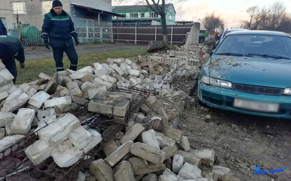 Сильный ветер развалил кирпичный забор в Барановичах. Повреждено несколько машин Сильный ветер развалил кирпичный забор в Барановичах. Повреждено несколько машин