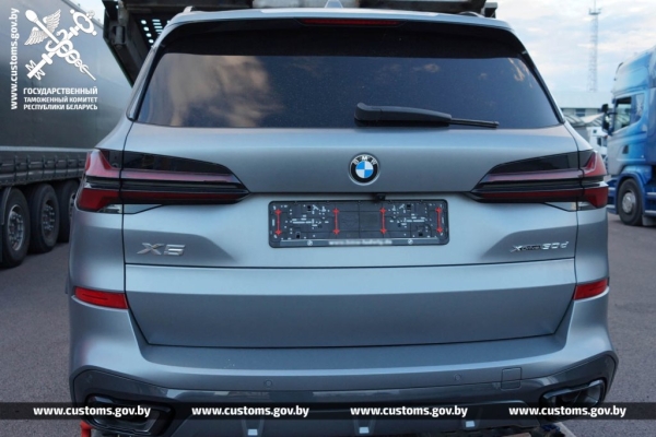 Через границу пытались провезти BMW примерно за 240 000 рублей. Стоимость оказалась занижена Через границу пытались провезти BMW примерно за 240 000 рублей. Стоимость оказалась занижена