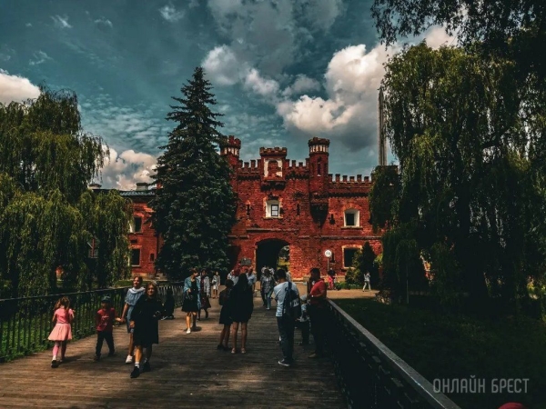Читатель: Прогулялся по Брестской крепости и сделал немного красивых фотографий
             
                Читатель: Прогулялся по Брестской крепости и сделал немного красивых фотографий