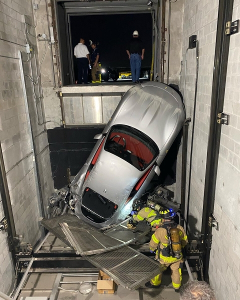 От этих фото может стать грустно: Ferrari Roma застрял в лифтовой шахте От этих фото может стать грустно: Ferrari Roma застрял в лифтовой шахте