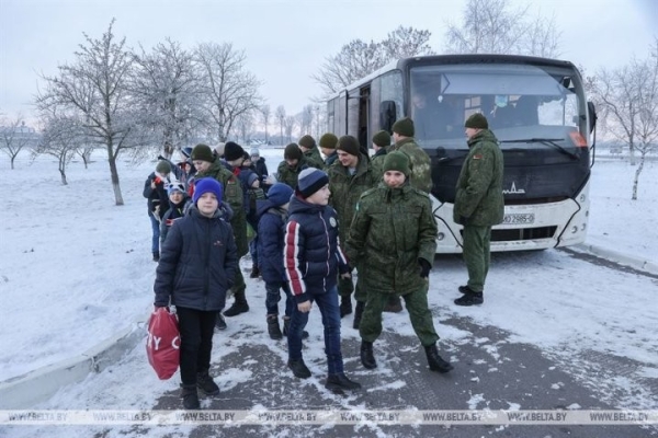 Брестские военнослужащие поздравили воспитанников Кобринской детской деревни Брестские военнослужащие поздравили воспитанников Кобринской детской деревни