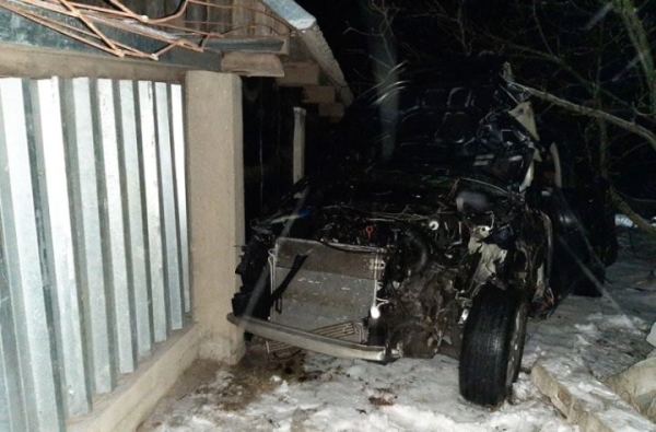 Автомобиль въехал в дом в Березовском районе Автомобиль въехал в дом в Березовском районе