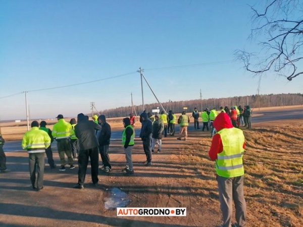 Дальнобойщики вышли на дорогу и останавливают фуры у ПП «Берестовица». Что происходит? Дальнобойщики вышли на дорогу и останавливают фуры у ПП «Берестовица». Что происходит?