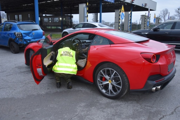 Белорус пытался провезти через польскую границу Ferrari стоимостью $280 000. Не вышло Белорус пытался провезти через польскую границу Ferrari стоимостью $280 000. Не вышло