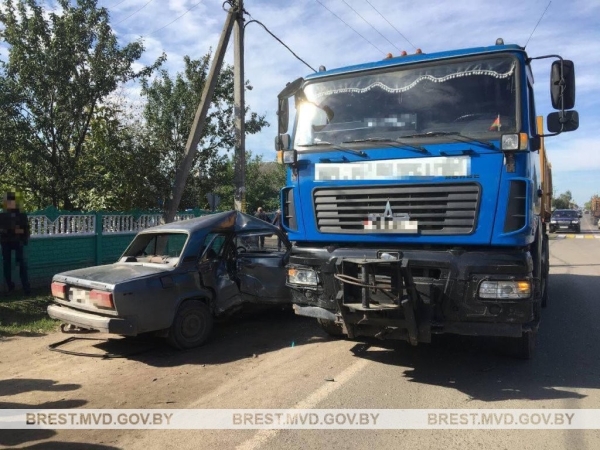 В Дрогичинском районе мотоциклист «встретился» с трактором, а велосипедист с ВАЗом. В Столинском районе грузовик столкнулся с легковушкой В Дрогичинском районе мотоциклист «встретился» с трактором, а велосипедист с ВАЗом. В Столинском районе грузовик столкнулся с легковушкой