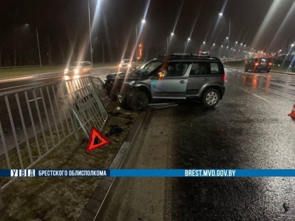 В Бресте автоледи не справилась с управлением и наехала на заборное ограждение В Бресте автоледи не справилась с управлением и наехала на заборное ограждение