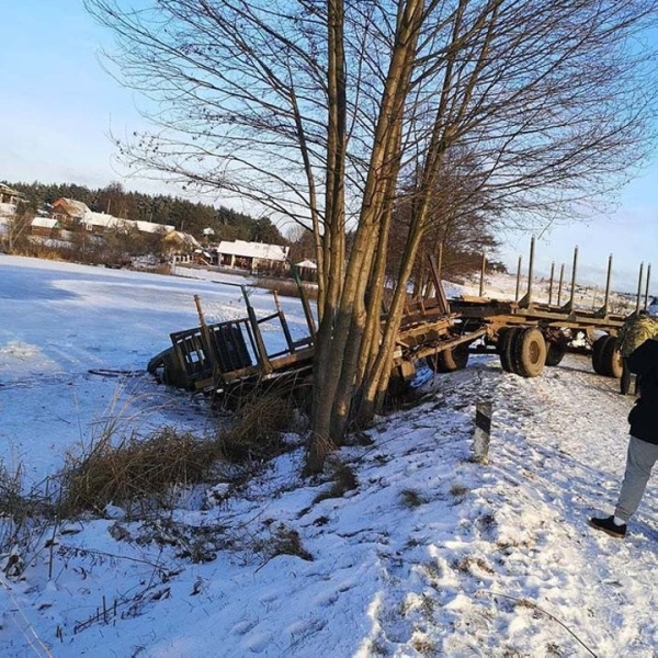 В Брестской области КАМАЗ заехал в озеро В Брестской области КАМАЗ заехал в озеро