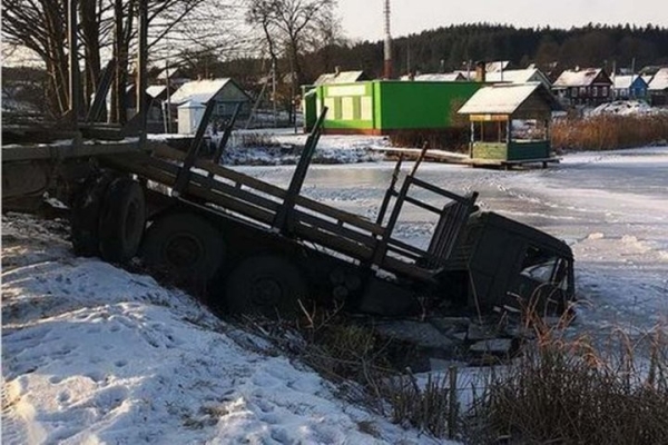 В Брестской области КАМАЗ заехал в озеро В Брестской области КАМАЗ заехал в озеро